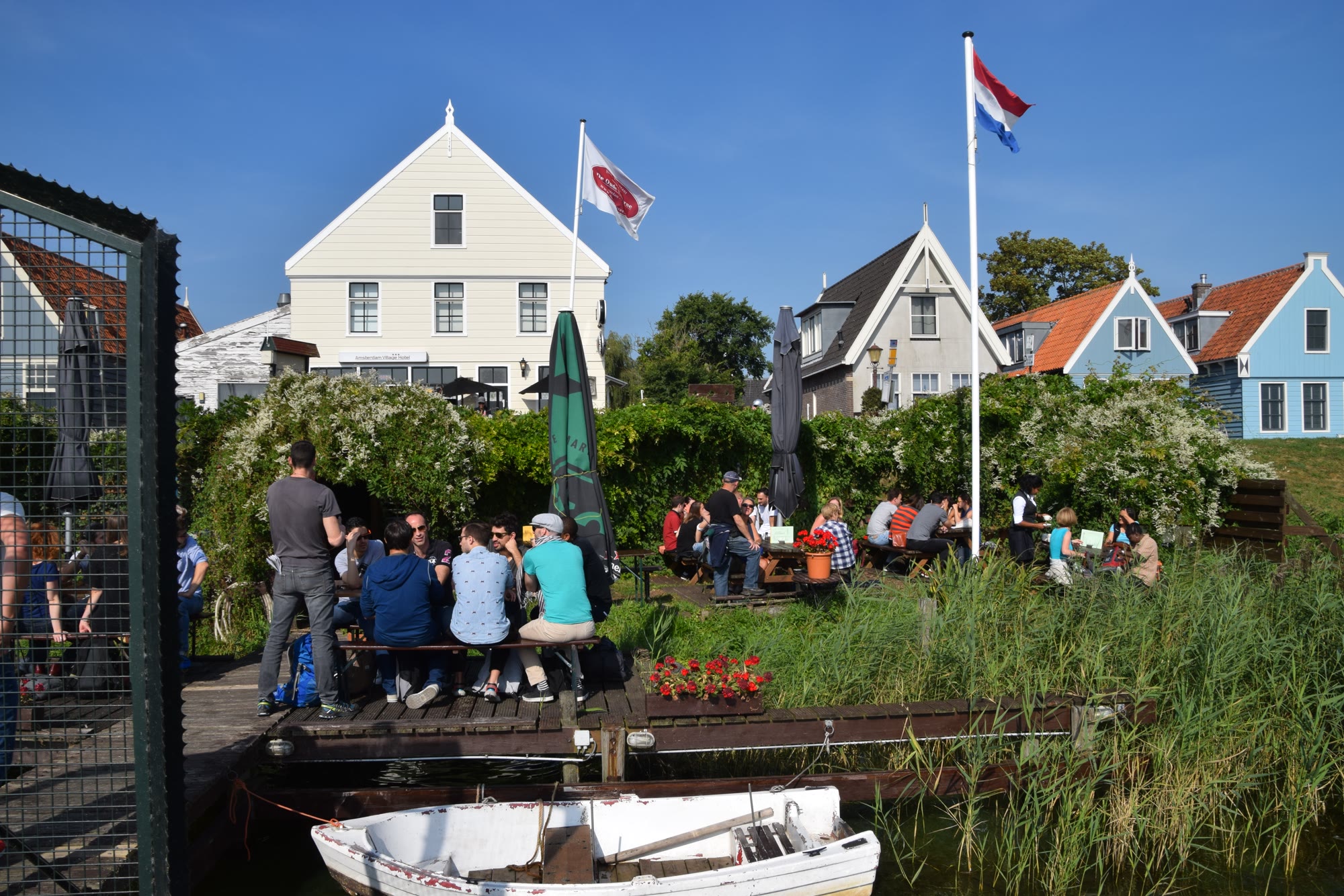 Samen op een terras buiten Amsterdam
