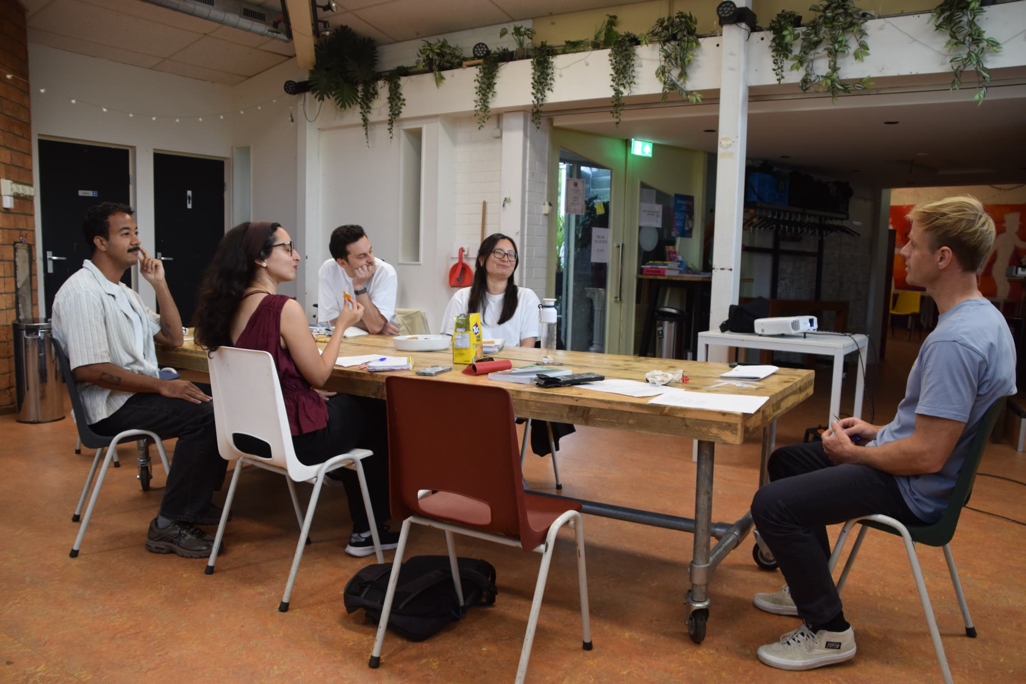 Gesprek aan tafel in een lichte leslocatie